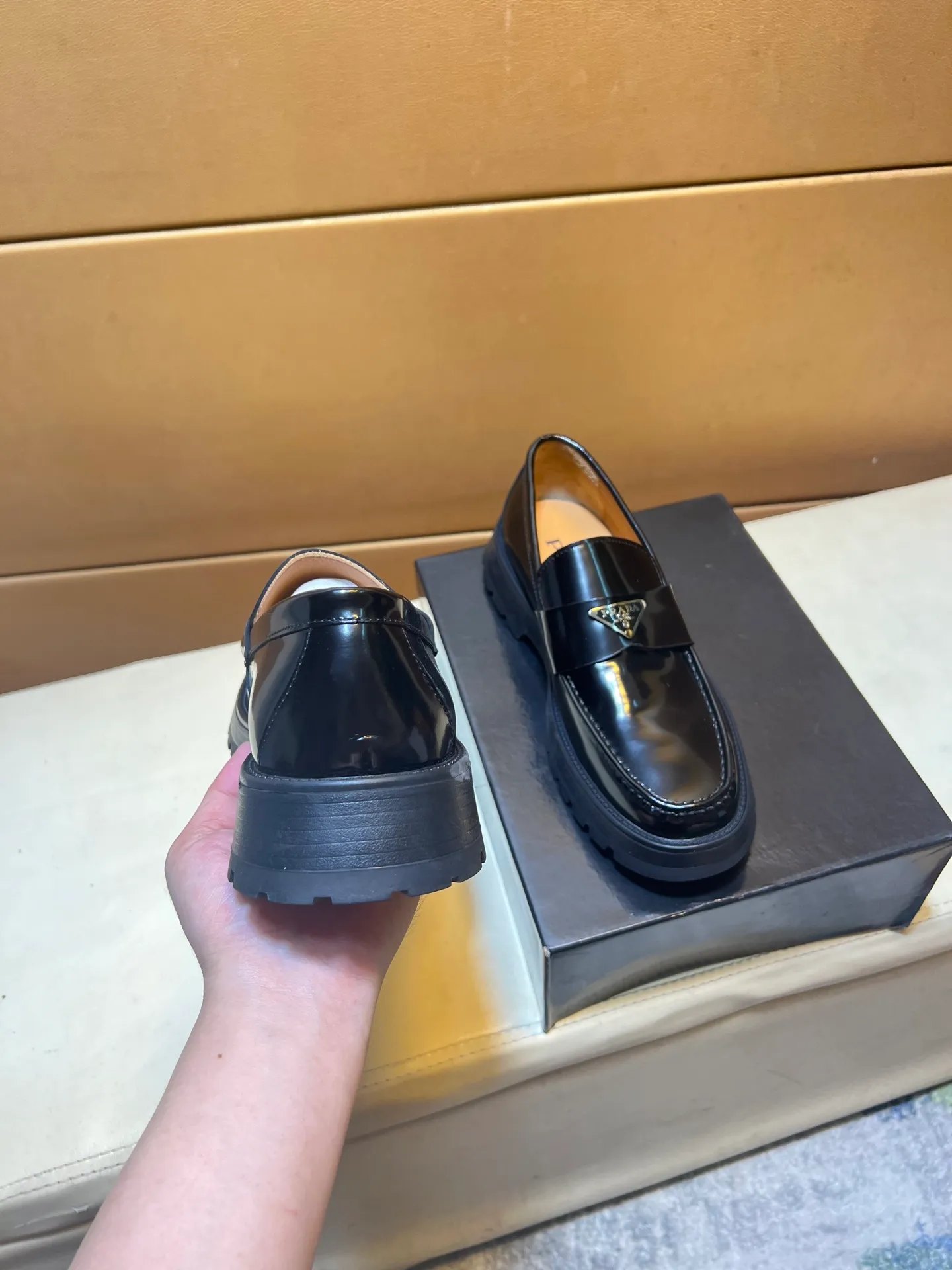 pp440💰👑👑👑 PRADA·PRADA Niuli·Exclusive first launch·～Unique modern style sneakers. Counter purchasing 🏃casual leather shoes😍😍 original shiny leather imported from Italy (refuses to discolor and rub feet) soles: original soles specially provided by the original factory, super cool 😍 lace up and walk with wind 👍 style design ⚠️ super comfortable, wear-resistant and non-slip original soles. Just like shooting the real thing🎬The real thing is better. Suitable for outdoor and driving👍Perfect high-quality sneakers, men's shoe size: 38-44